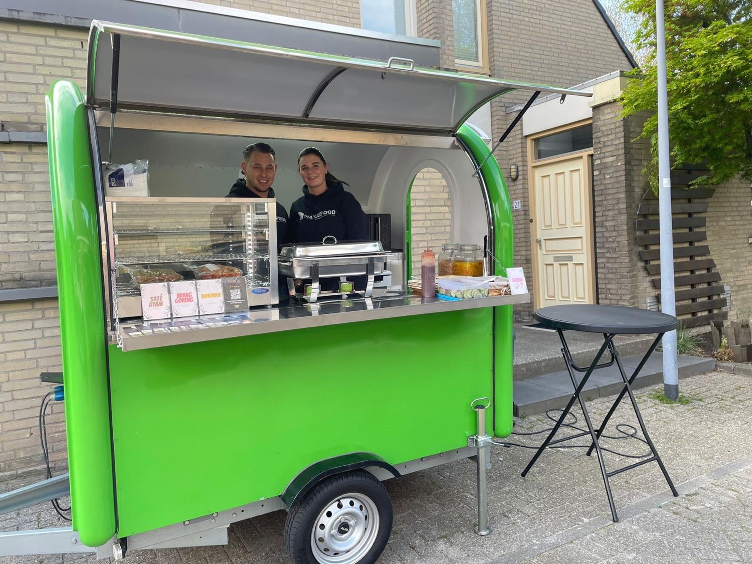 Jumano en Romy in de groene Makanfood foodtruck