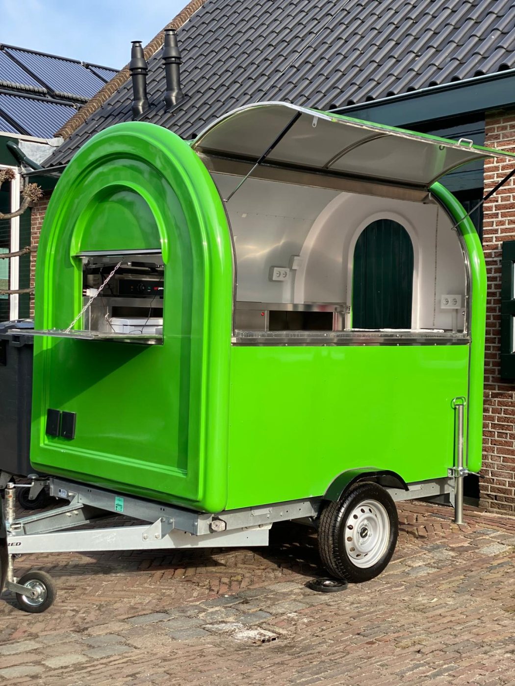De eerste foodtruck van Makanfood — een groene Multiwagon-aanhanger