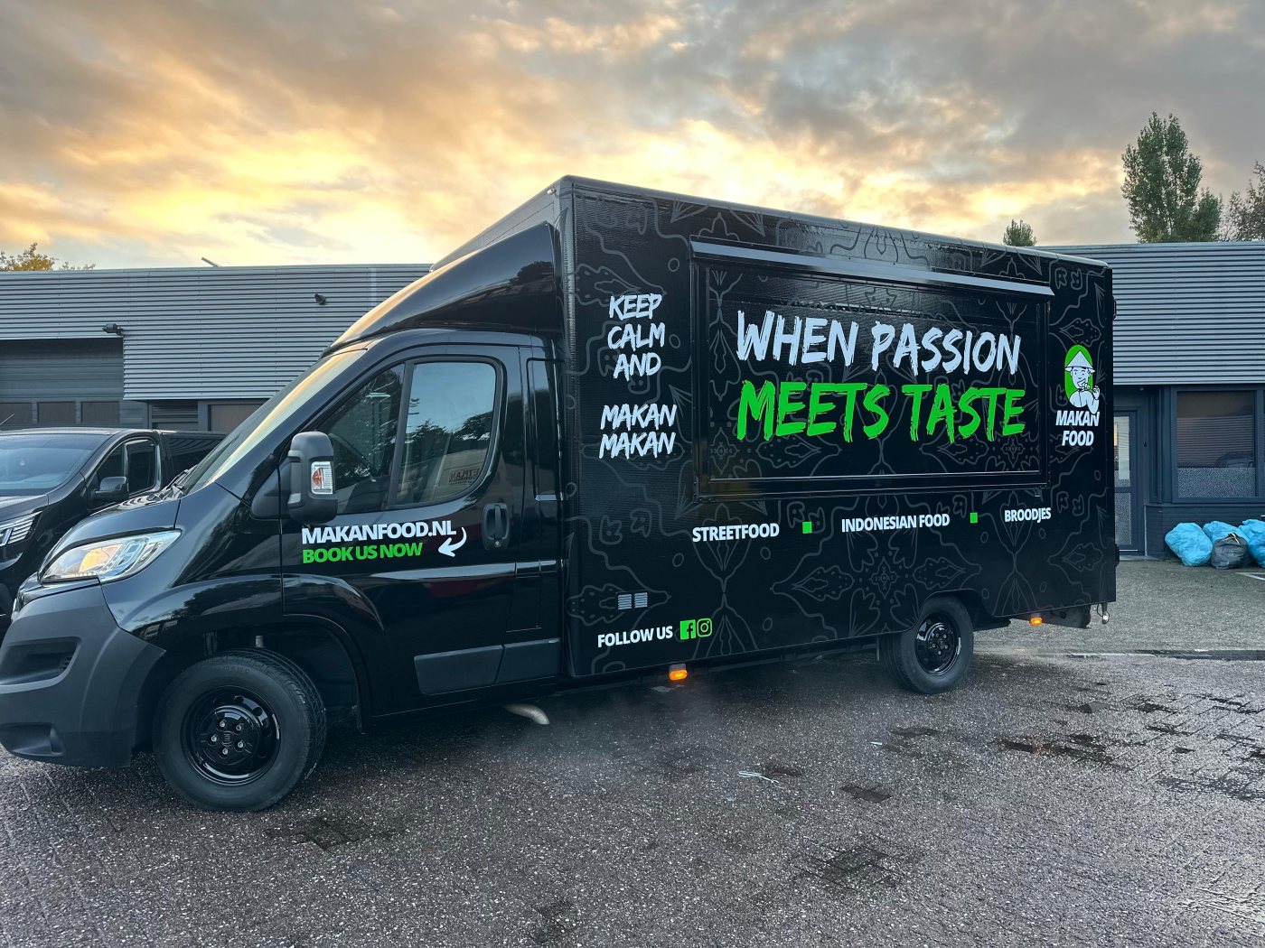 De zwarte Makanfood foodtruck met eigen ontwerp — When passion meets taste