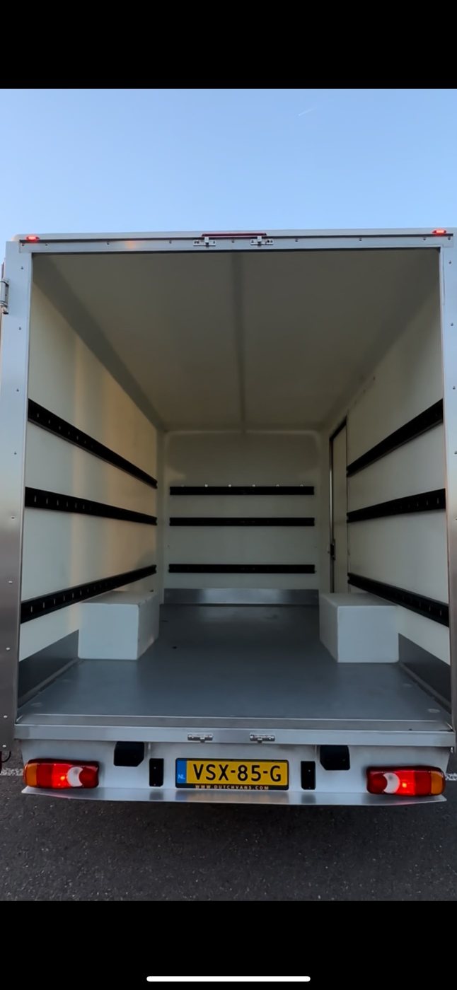 De kale bakwagen vanbinnen, klaar voor de inbouw